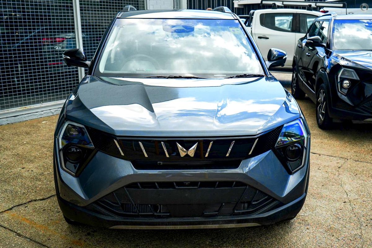 2025 Mahindra XUV3XO AX5L