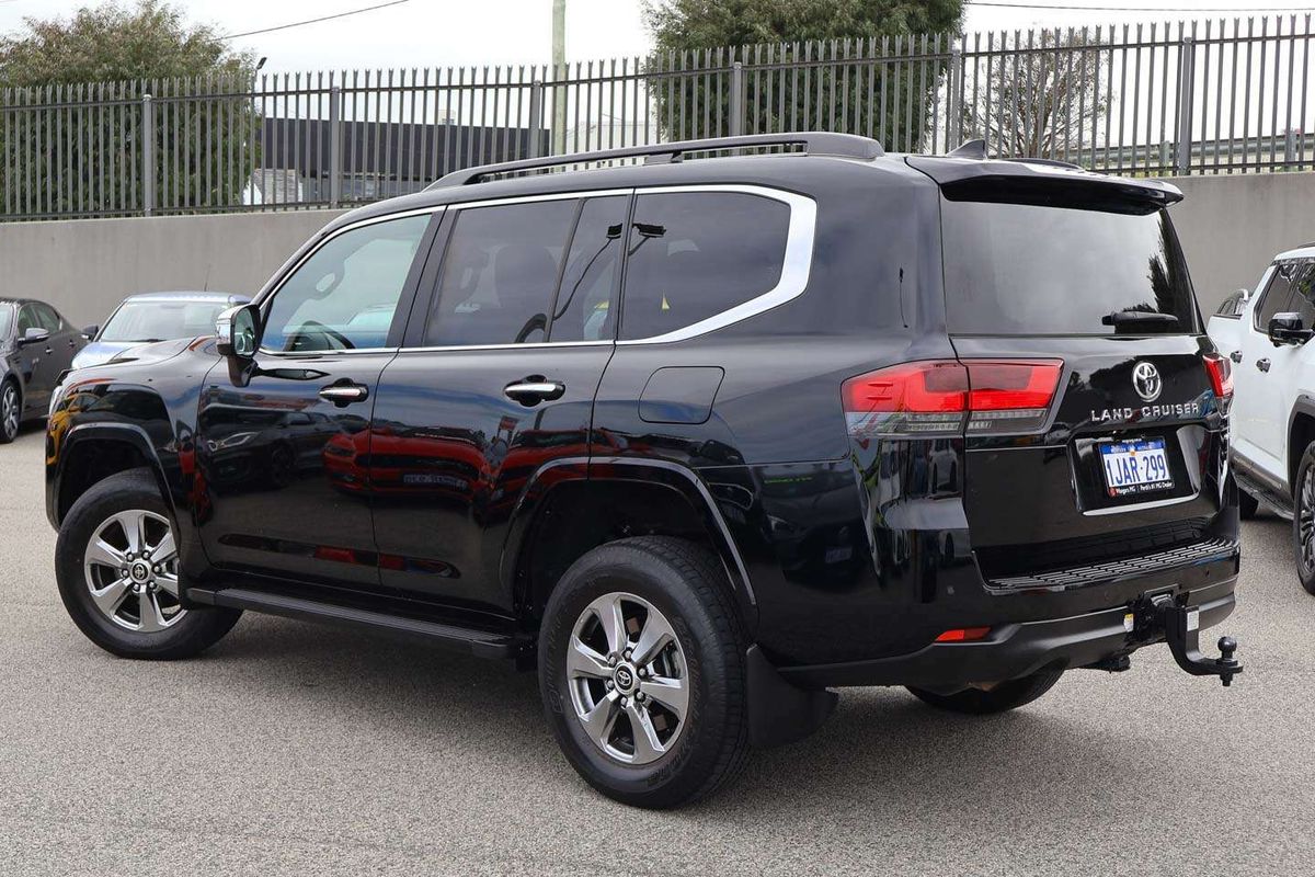 2023 Toyota Landcruiser Sahara FJA300R