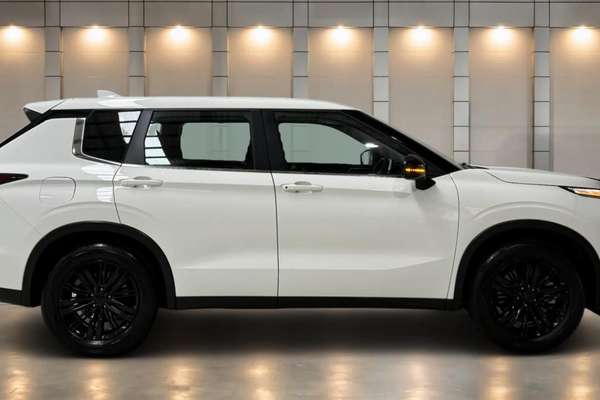 2024 Mitsubishi Outlander ES ZM
