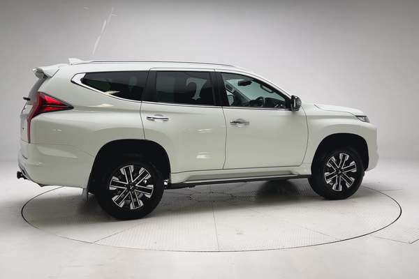2021 Mitsubishi Pajero Sport GLS QF thumb-2