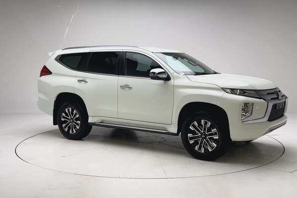 2021 Mitsubishi Pajero Sport GLS QF thumb-3