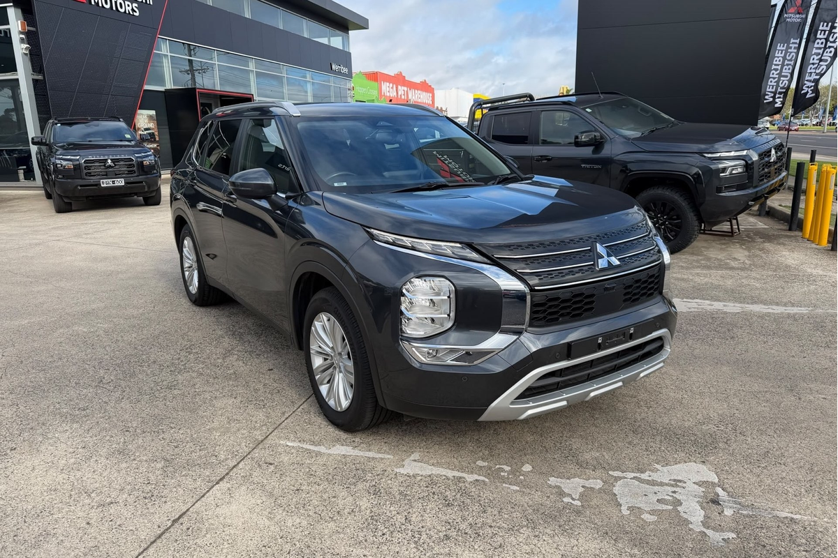 2024 Mitsubishi Outlander LS ZM