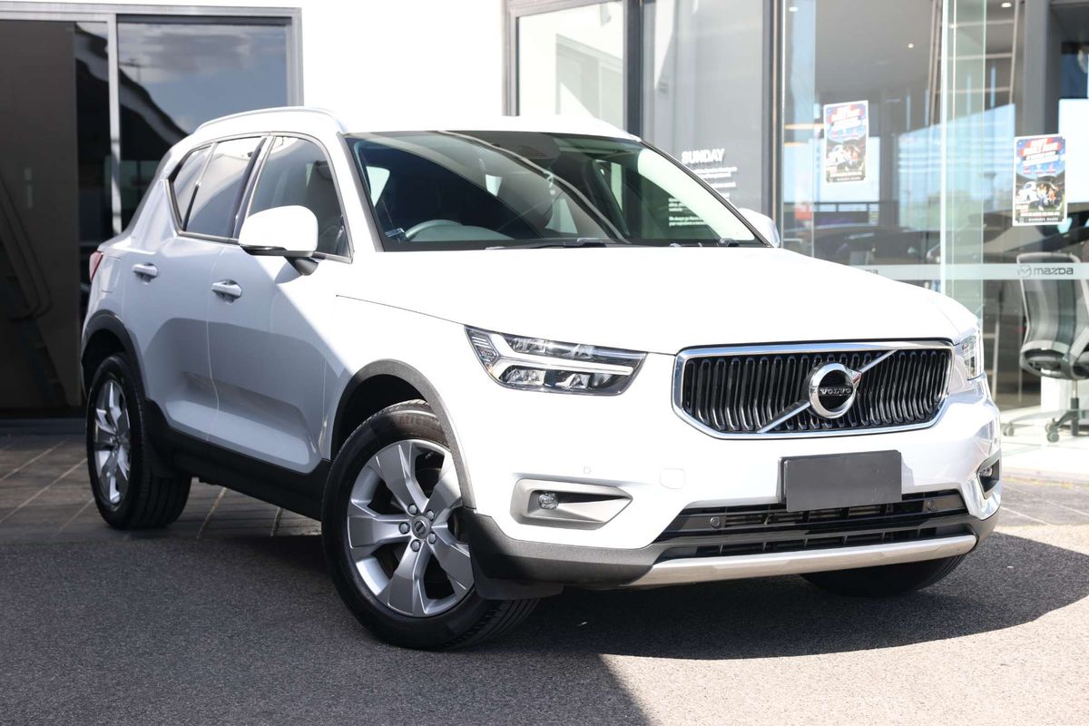 2022 Volvo XC40 T4 Momentum
