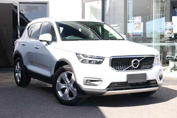 2022 Volvo XC40 T4 Momentum