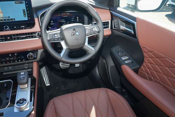 2026 Mitsubishi Outlander Exceed Tourer ZM thumb-17