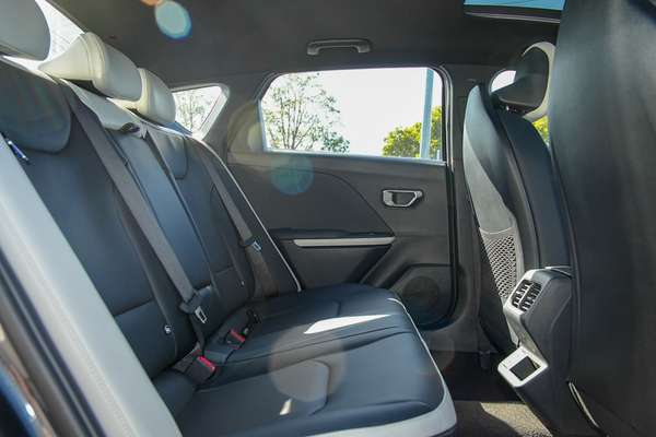 2026 Kia K4 GT-Line CL4m thumb-8