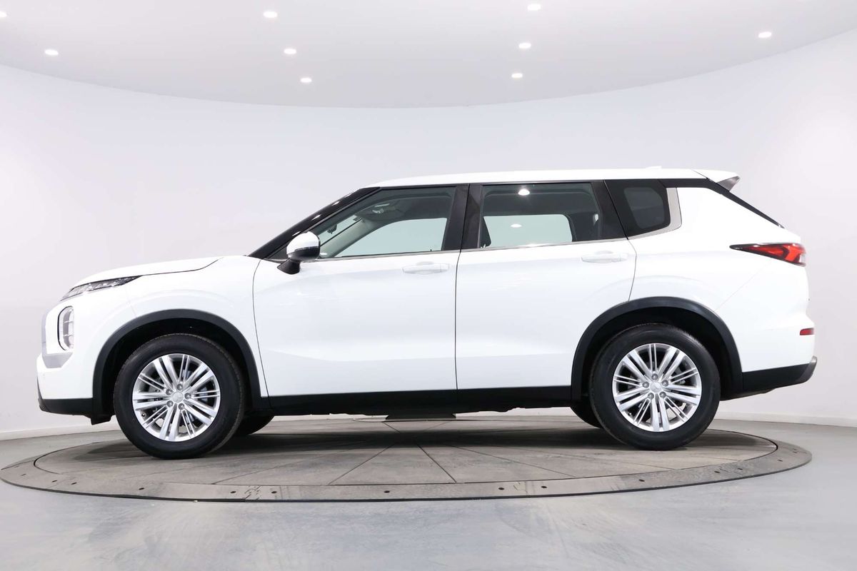 2023 Mitsubishi Outlander ES ZM