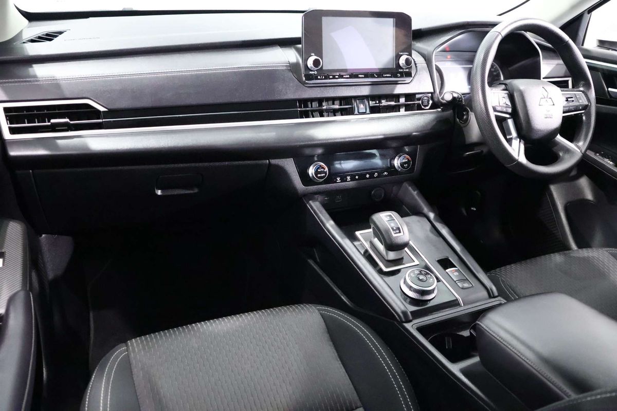 2023 Mitsubishi Outlander ES ZM