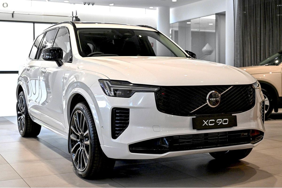 2025 Volvo XC90 Plus T8 Plug-In Hybrid Dark