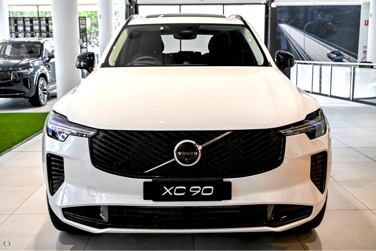 2025 Volvo XC90 Plus T8 Plug-In Hybrid Dark