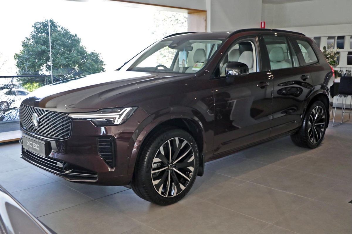 2025 Volvo XC90 Ultra B5 Dark