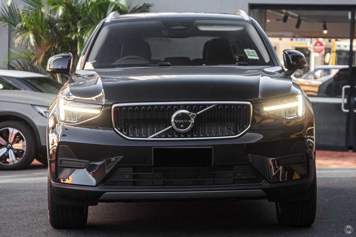 2025 Volvo XC40 Plus B4