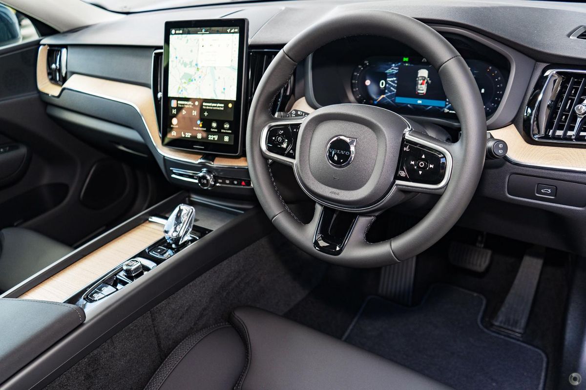 2026 Volvo XC60 Plus B5 Bright