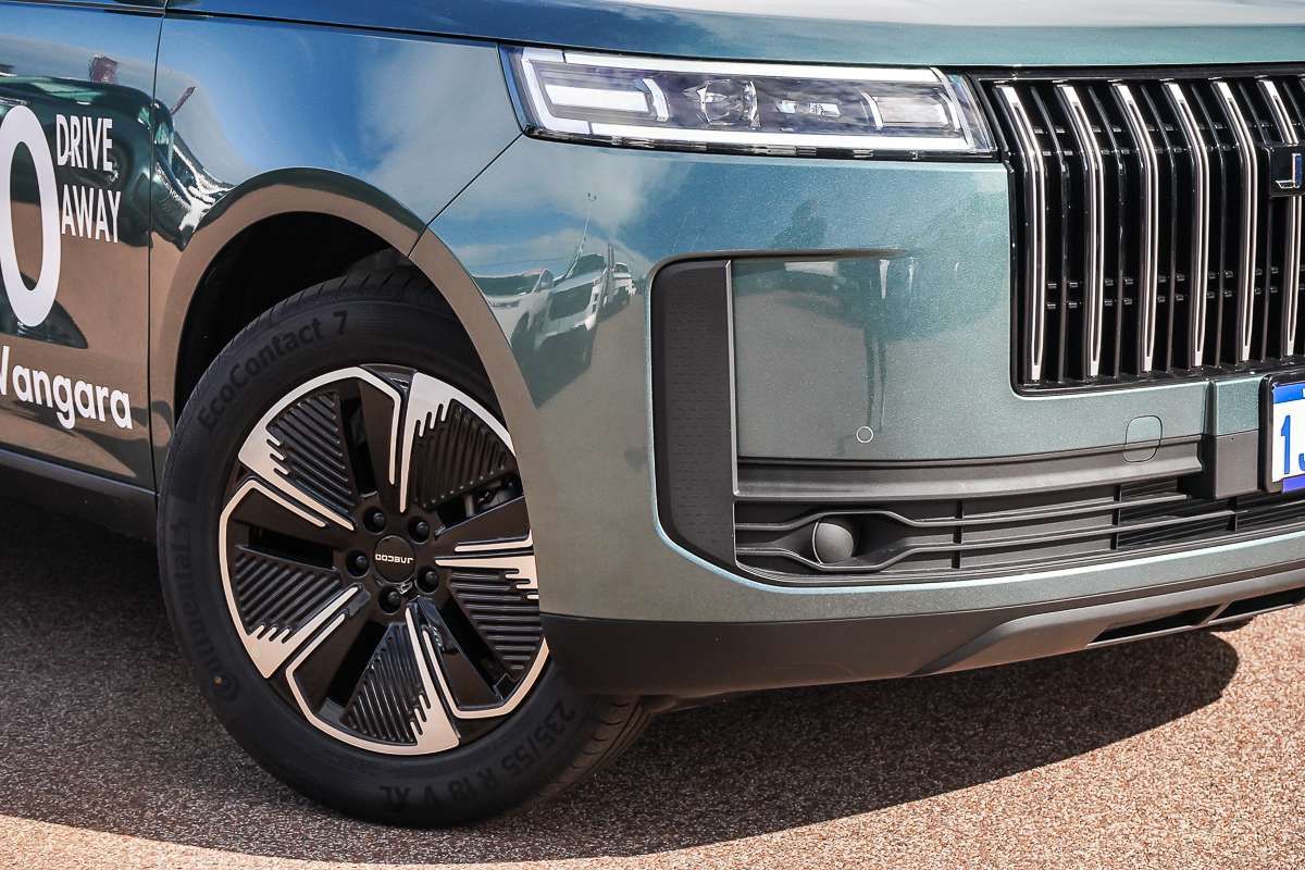 2026 OMODA JAECOO J5 Hybrid Summit