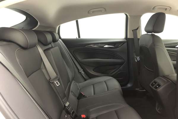 2018 Holden Calais ZB thumb-11