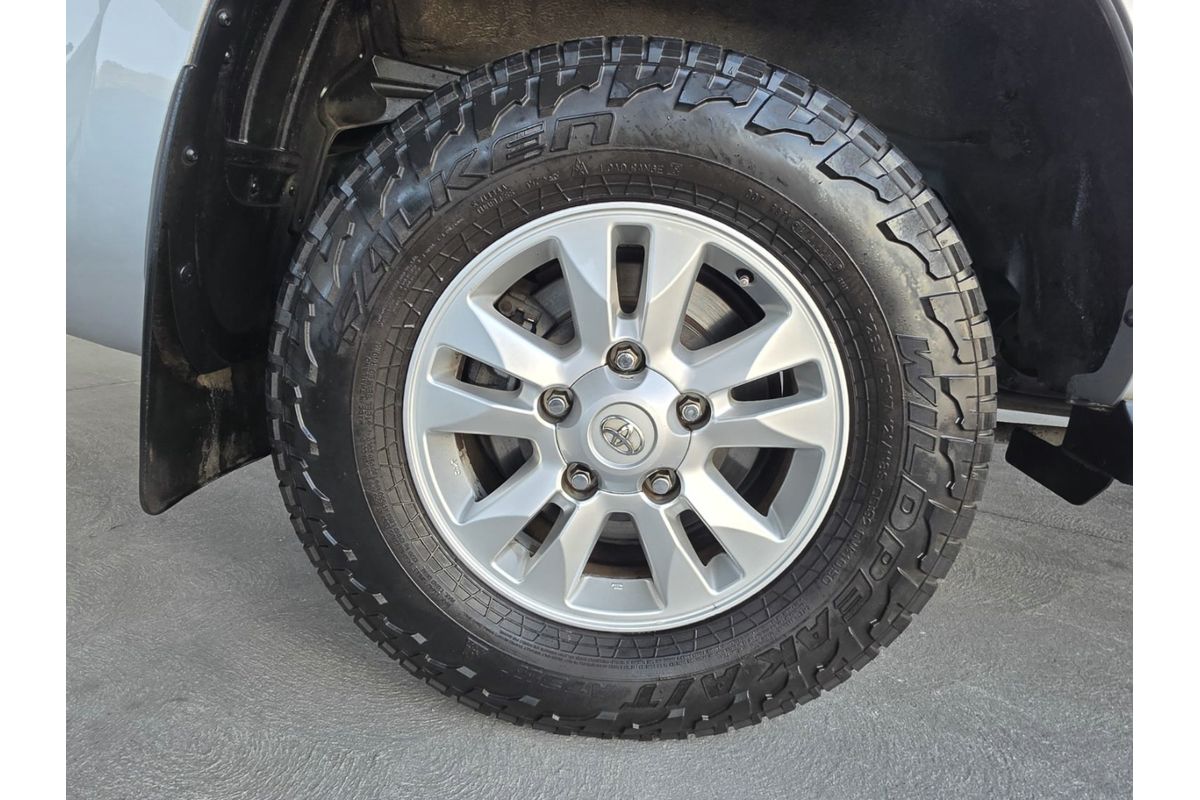 2009 Toyota Landcruiser GXL VDJ200R image 10