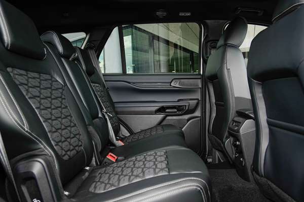 2026 Ford Everest Platinum 3.0L thumb-8