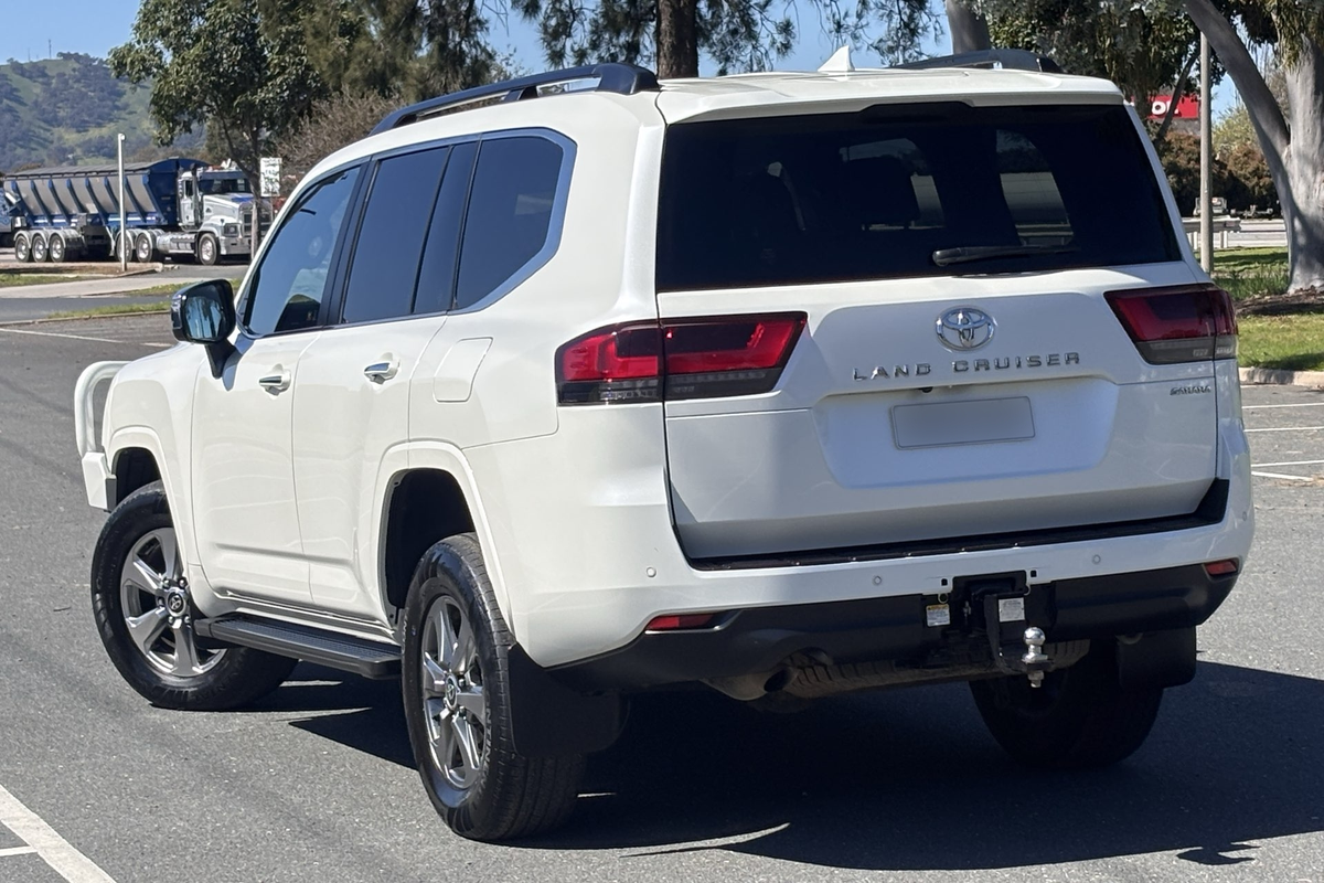 2022 Toyota Landcruiser Sahara FJA300R