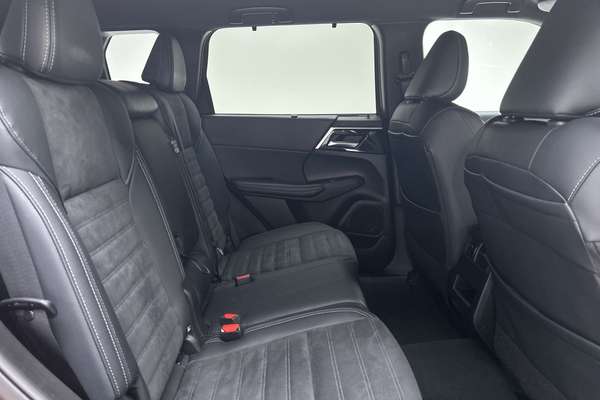 2024 Mitsubishi Outlander Black Edition ZM thumb-11