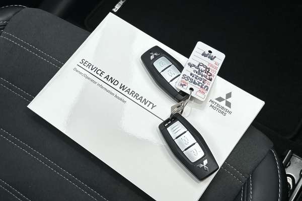 2024 Mitsubishi Outlander Black Edition ZM thumb-22