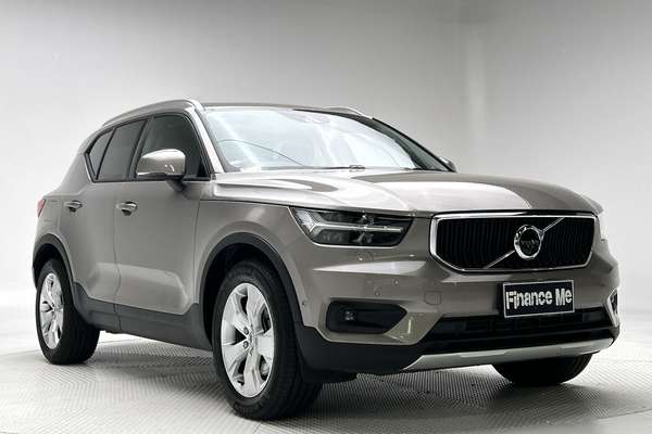 2022 Volvo XC40 T4 Momentum