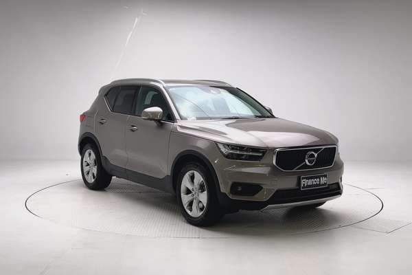2022 Volvo XC40 T4 Momentum thumb-1