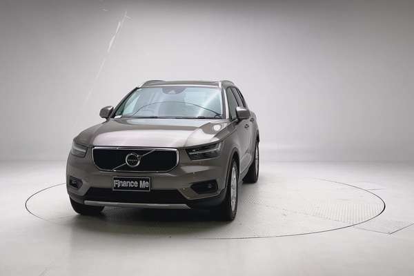 2022 Volvo XC40 T4 Momentum thumb-2