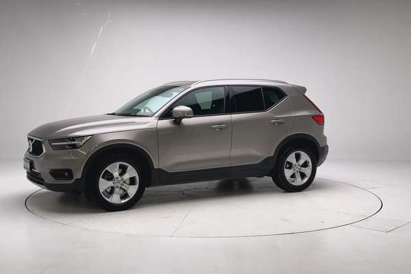 2022 Volvo XC40 T4 Momentum thumb-3
