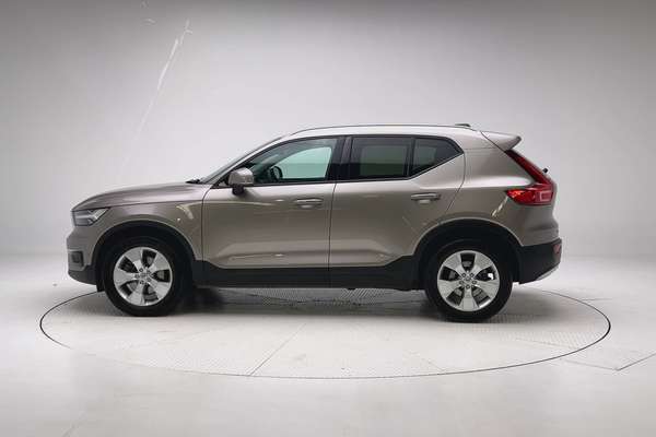2022 Volvo XC40 T4 Momentum thumb-4