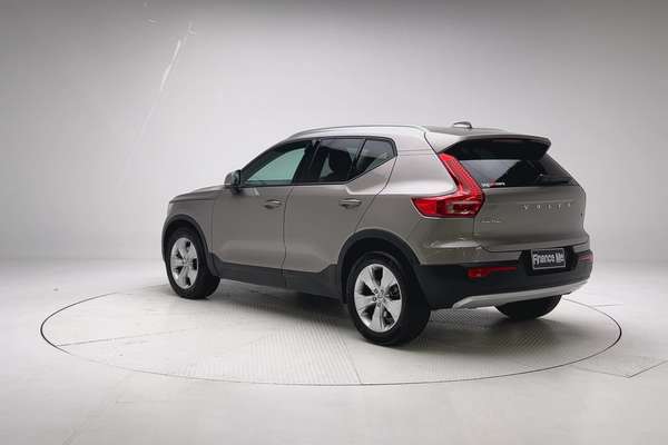 2022 Volvo XC40 T4 Momentum thumb-5