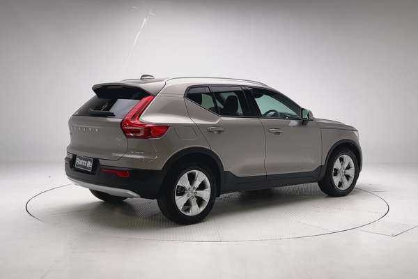 2022 Volvo XC40 T4 Momentum thumb-7