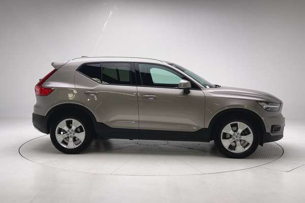 2022 Volvo XC40 T4 Momentum thumb-8