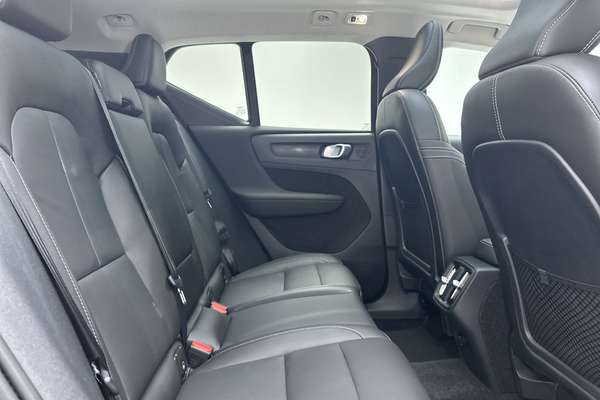 2022 Volvo XC40 T4 Momentum thumb-11
