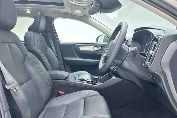 2022 Volvo XC40 T4 Momentum thumb-12