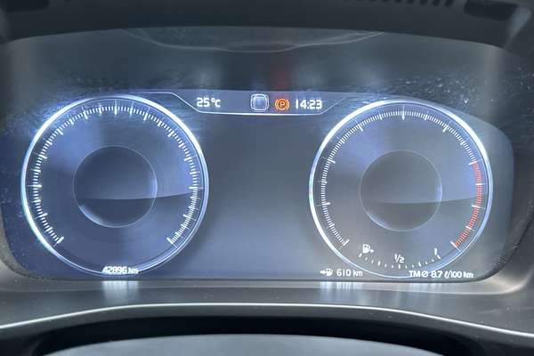2022 Volvo XC40 T4 Momentum thumb-13
