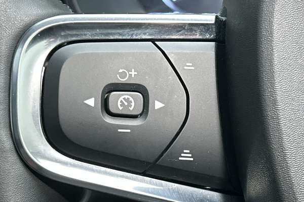 2022 Volvo XC40 T4 Momentum thumb-15