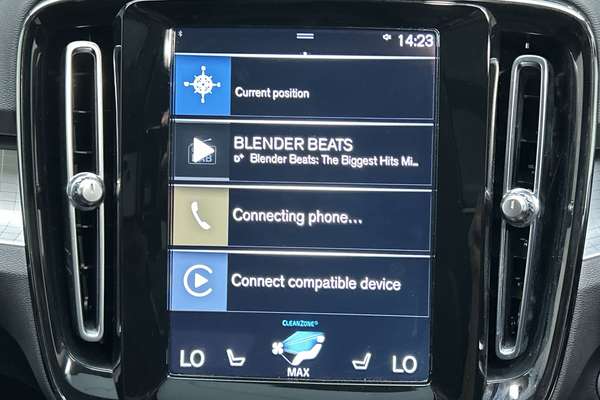 2022 Volvo XC40 T4 Momentum thumb-16
