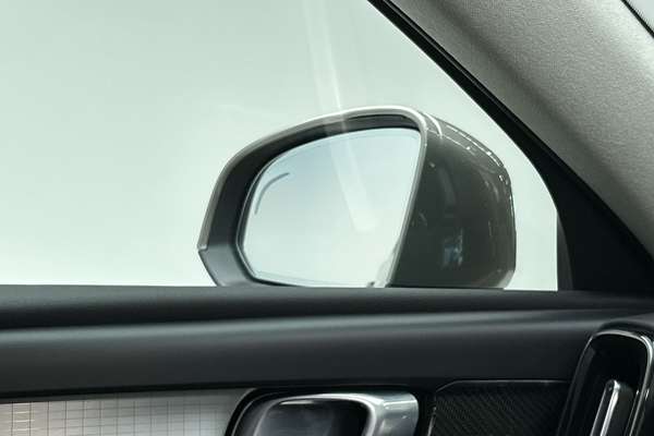 2022 Volvo XC40 T4 Momentum thumb-17