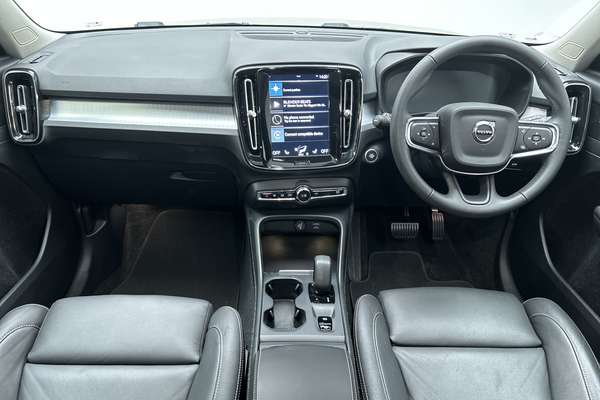 2022 Volvo XC40 T4 Momentum thumb-19