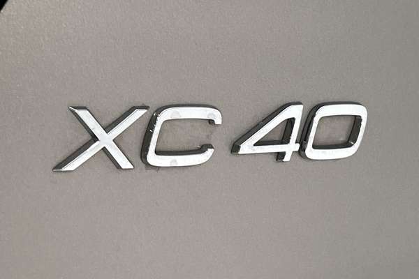 2022 Volvo XC40 T4 Momentum thumb-21
