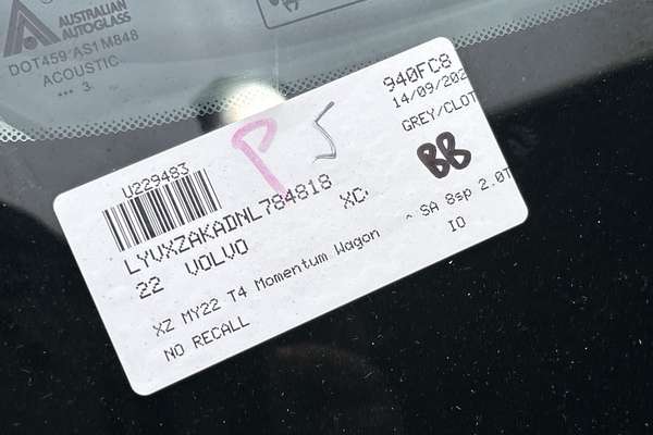 2022 Volvo XC40 T4 Momentum thumb-23