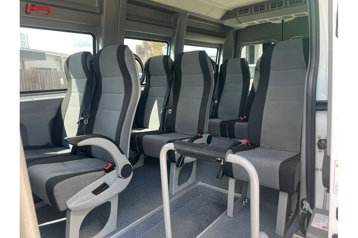 2019 Renault Master X62 LWB Mid Roof image 14