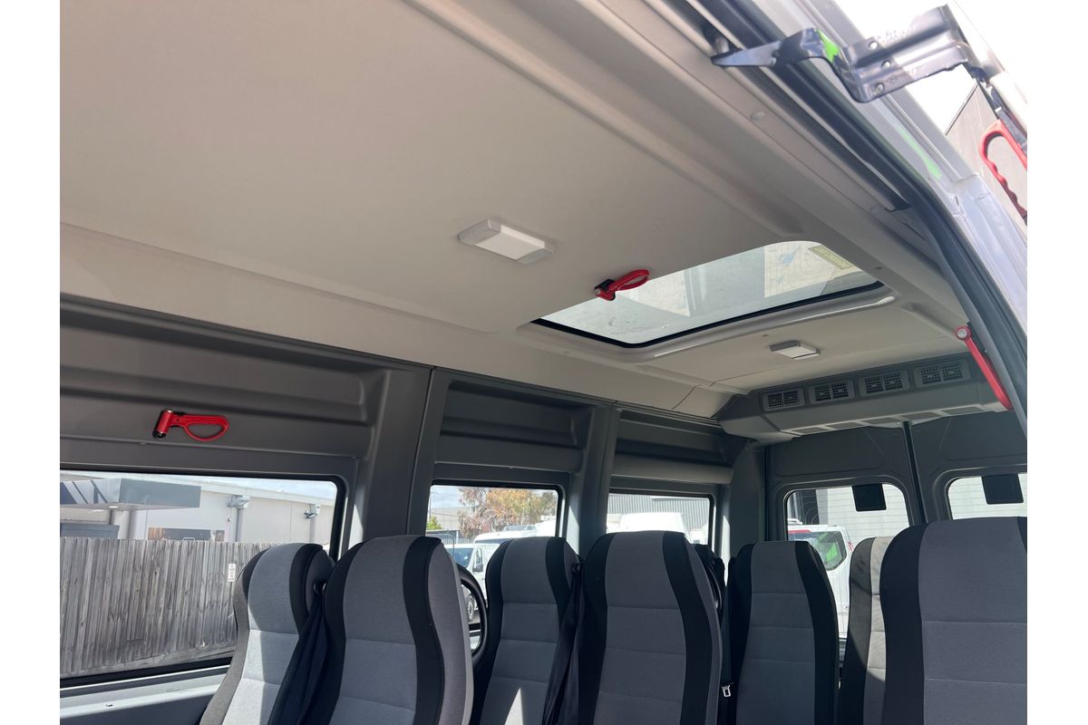 2019 Renault Master X62 LWB Mid Roof image 16