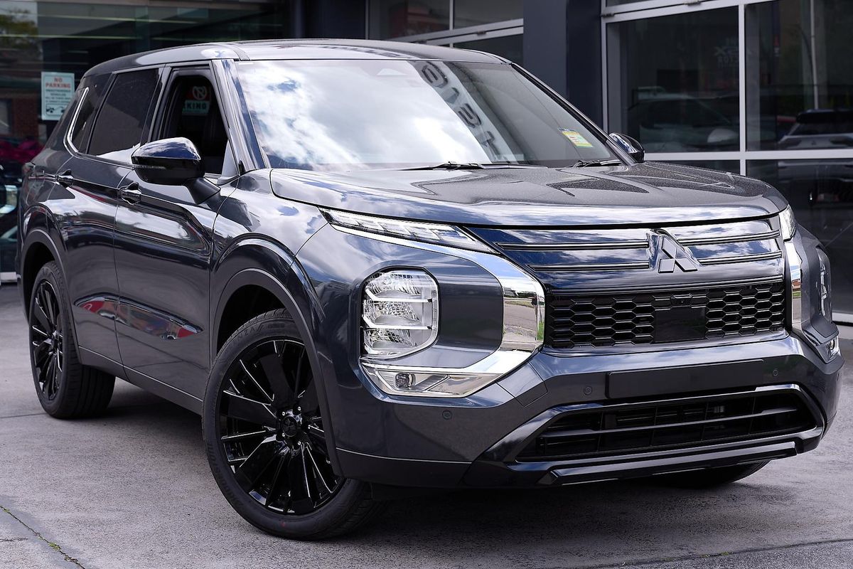 Outlander LS Black 2WD 7-seat