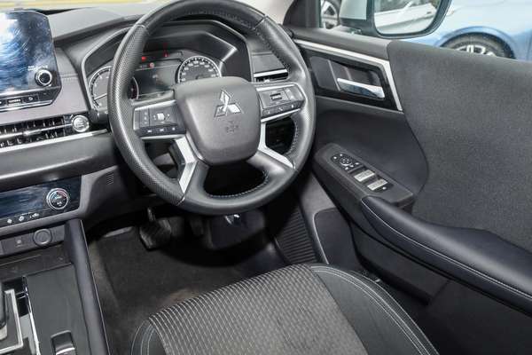 2024 Mitsubishi Outlander LS ZM thumb-17