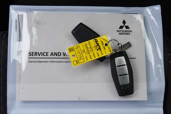 2024 Mitsubishi Outlander LS ZM thumb-21