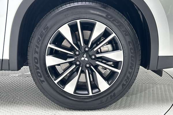2025 Mitsubishi Outlander LS ZM thumb-9