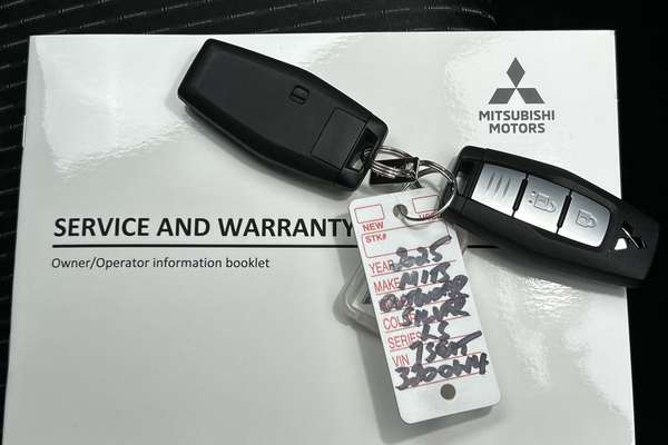 2025 Mitsubishi Outlander LS ZM thumb-22