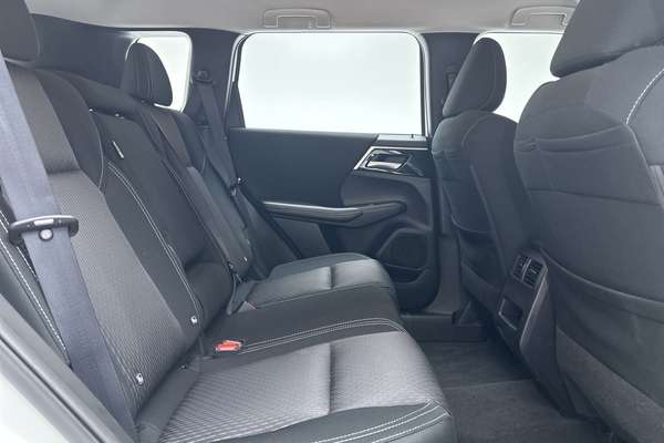 2024 Mitsubishi Outlander ES ZM thumb-11