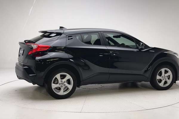 2017 Toyota C-HR NGX10R thumb-2
